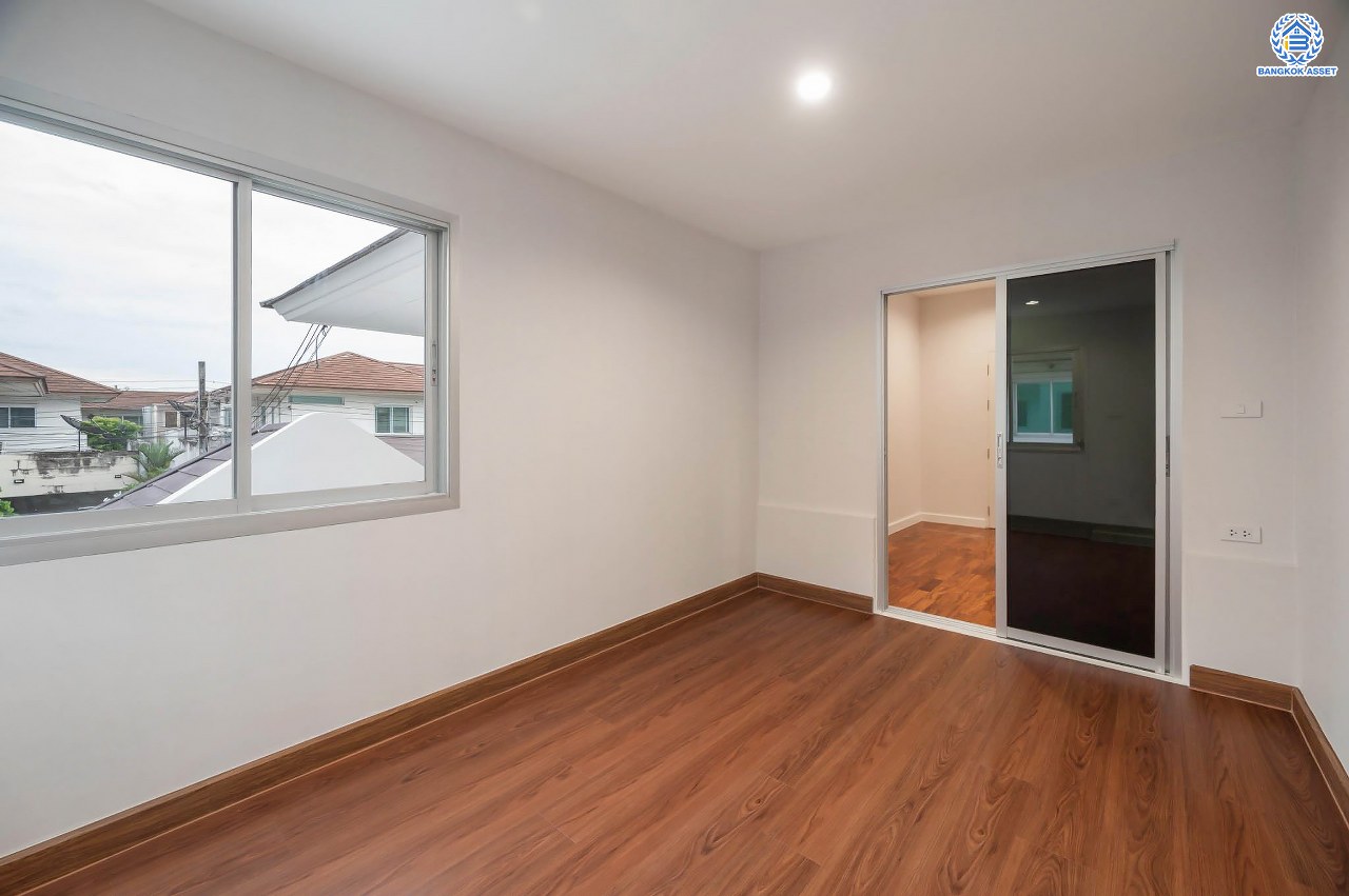 บ้านมือสองตกแต่งใหม่ โครงการ เดอะเวอรีเดียนโฮม กาญจนาภิเษก เนื้อที่กว้าง 86 ตร.ว. ฟังก์ชัน 3 ห้องนอน 3 ห้องน้ำ 1 ห้องอเนกประสงค์ 1 ห้องแม่บ้าน จอดรถได้ 4 จอด บนทำเลดี เชื่อมต่อถนนรัตนาธิเบศร์ ถนนนครอินทร์ ถนนกาญจนาภิเษก ใกล้รถไฟฟ้าสายสีม่วง "สถานีตลาดบางใหญ่" และจุดขึ้นทางด่วน "ศรีรัช"...